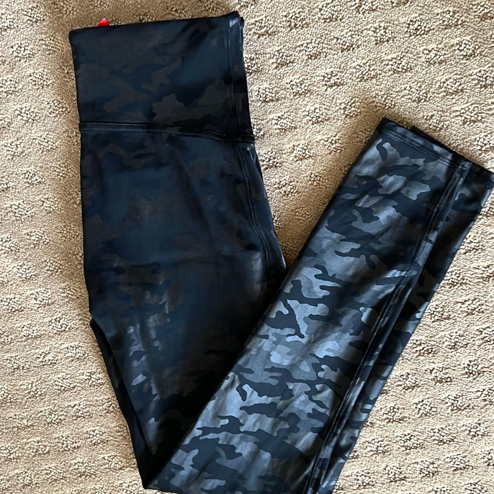 Spanx Black Camo Faux Leather Leggings Sz L